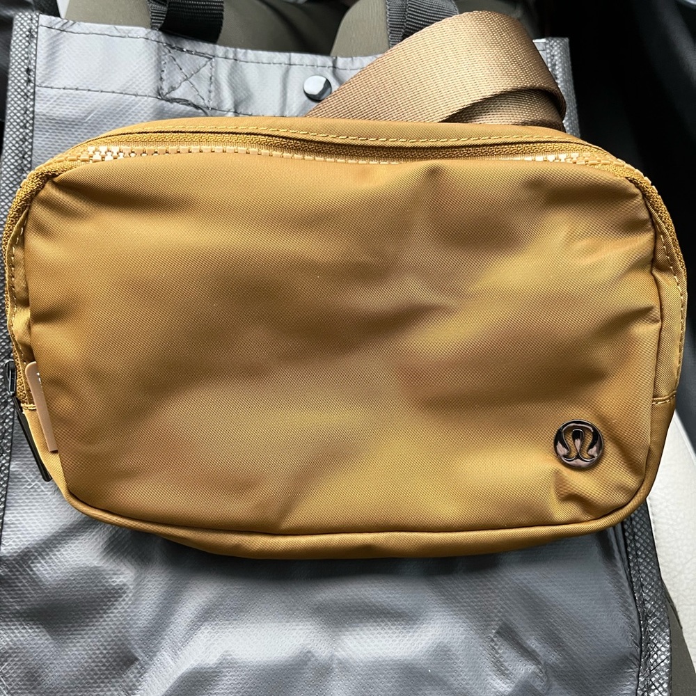 Lululemon Everywhere Belt Bag